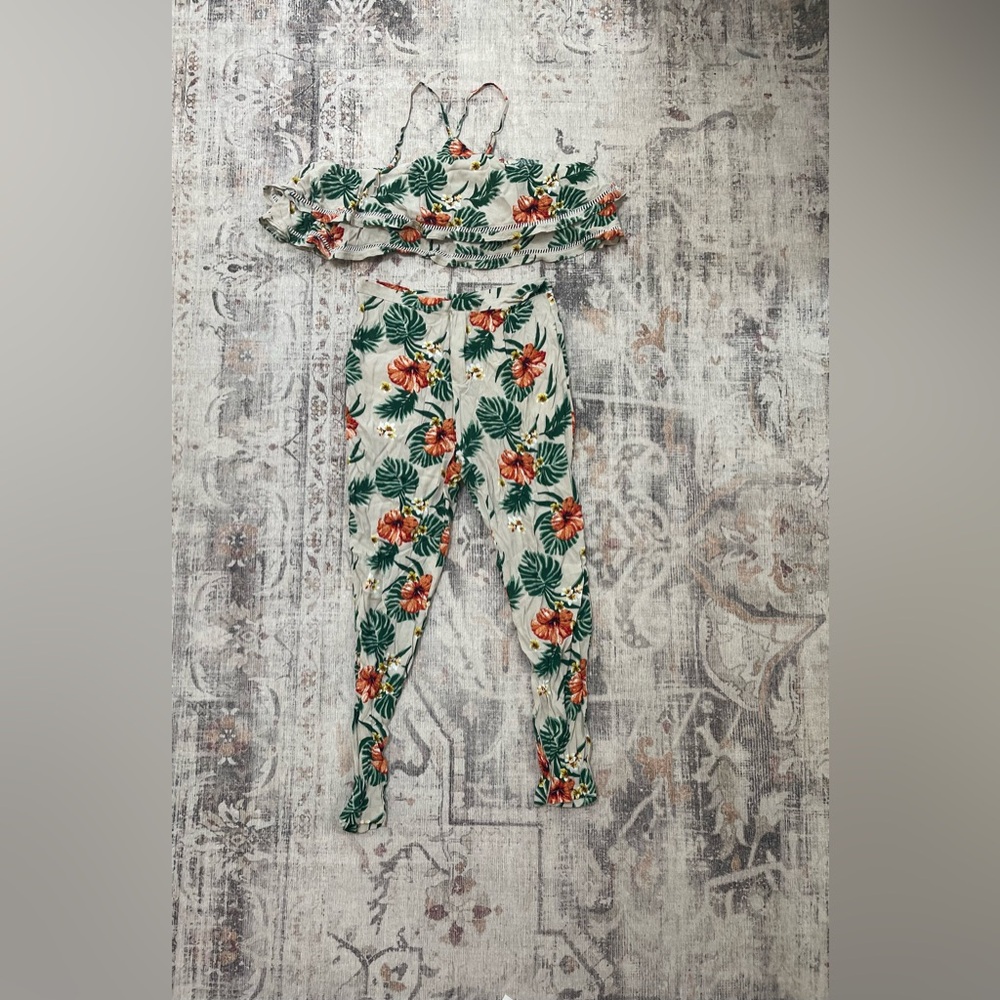 White and green floral print ruffle top and high waisted pants set #floralprint